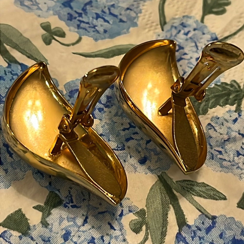 Dior 18K GOLD PLATED STAMPED SCULPTURAL EARRINGS - Picture 6 of 17